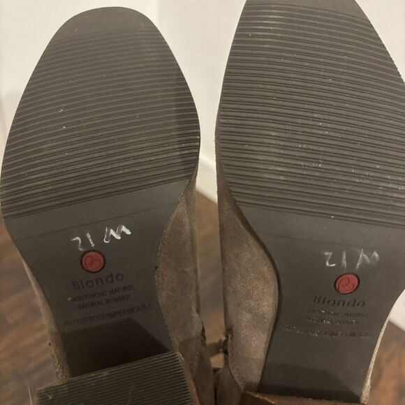 Blondo Waterproof size 7M Taupe Beige Fall Time Neutral Stacked Heeled Booties - Picture 8 of 10